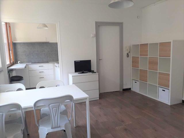 NIMES CENTRE ARENES/MONTCALM MEUBLÉ COQUET T2 DE 32.23M2 AVEC PARKING PRIVÉ ET CAVE
