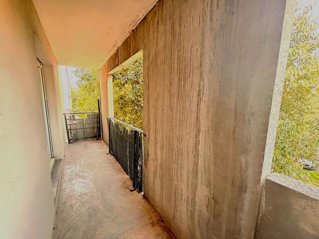 NIMES COSTIERES STUDIO AVEC BALCON 2EME ETAGE, ASCENSEUR