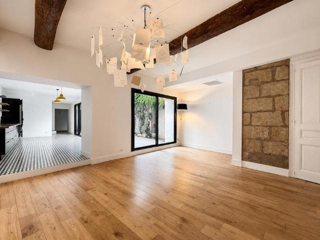 Nîmes Cur De Ville | Maison De Ville Rénovée Avec Garage, Pa. 243m² Nîmes