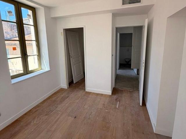 NIMES ECUSSON MAGNIFIQUE T4 REHABILITE A NEUF DE 101 M2 AVEC 26 TERRASSE