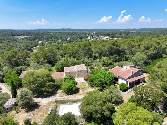 Nîmes, la campagne en ville, entre pins, oliviers et pierres. 192m² Nîmes