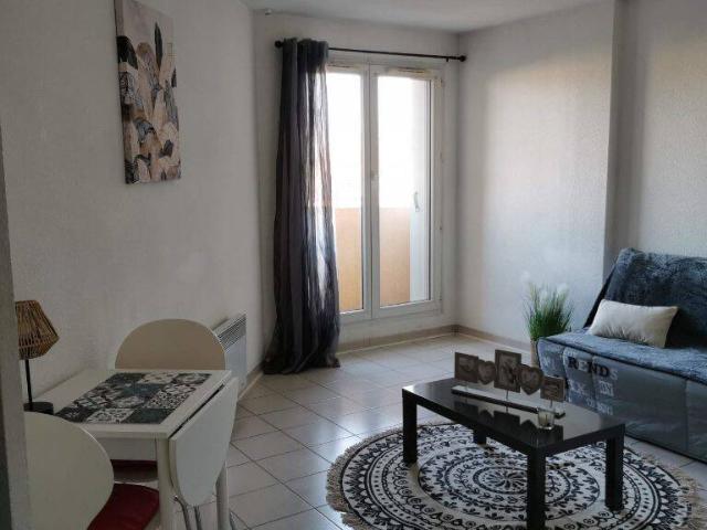 Nîmes Location de type studio meublé de 21m² sis 71 Avenue Jean