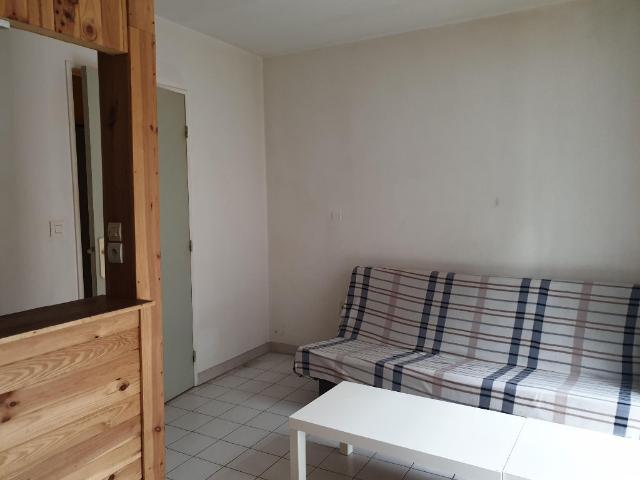 NIMES LYCEE PHILIPPE LAMOUR STUDIO 20.74 m2 EN REZ DE CHAUSSEE AVEC FACILITÉ PARKING