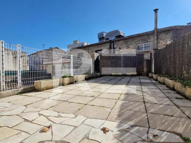 NIMES: Maison monopropriété composée d'un appartement + local commercial