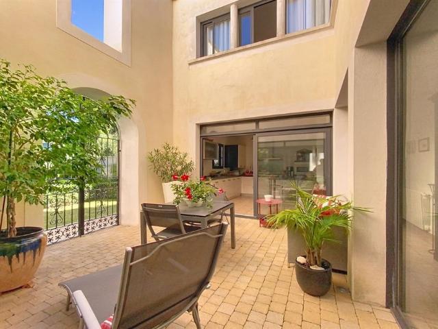 Nîmes Mas andalou avec patio et jardin, au coeur d'un parc. 167m² Nîmes
