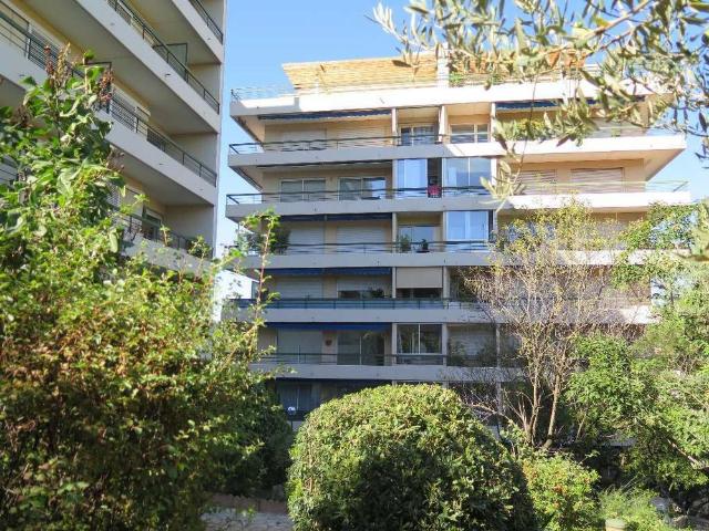 NIMES MONTAURY / LYCEE ALBERT CAMUS STUDIO MEUBLE