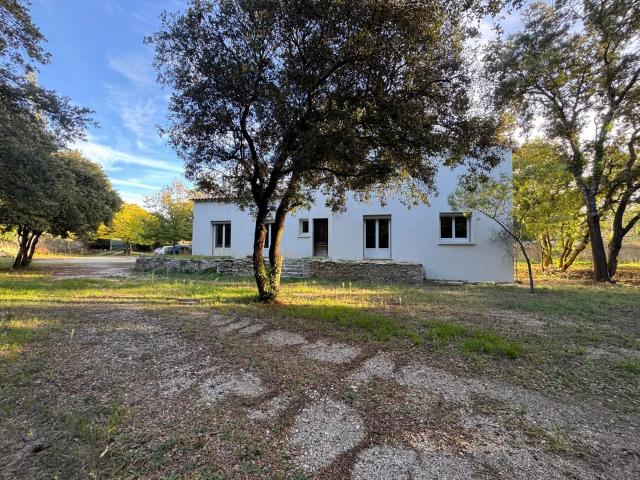 NIMES QUARTIER VILLEVERTE Maison 5 pièces 190 m2 avec garage et mazet sur 8000 m2 de terrain