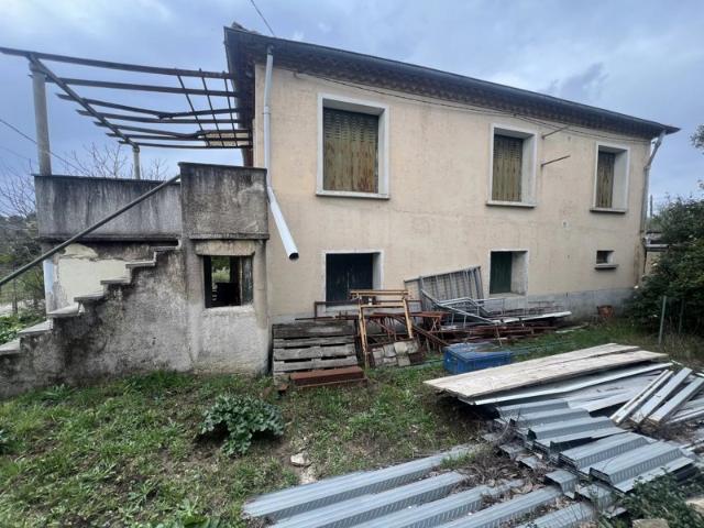 Nîmes, quartier Courbessac, 136m² répartis en deux plateaux de 68m² sur 1600m² de terrain