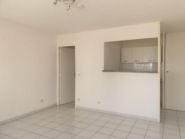 NIMES QUARTIER GARE STUDIO ETUDIANT 23 M2 AU 1ER ETAGE