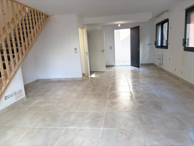 NIMES, route d'UZES Appartement récent type 3, type villa. 70m² Nîmes