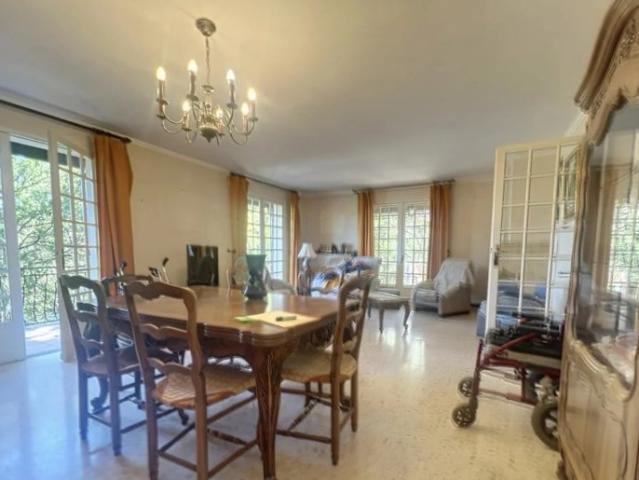 Nîmes, secteur bas du quartier de la Cigale, villa avec vue de 216m2, 5 chs sur parcelle 1000m2