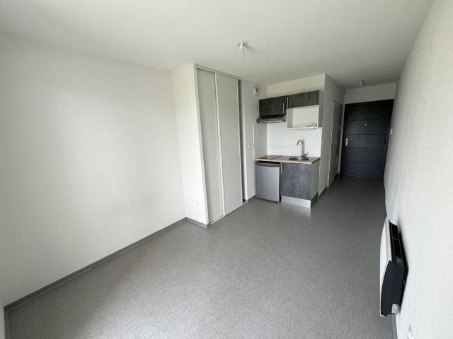 Nîmes studio 18m2 terrasse + parking à louer