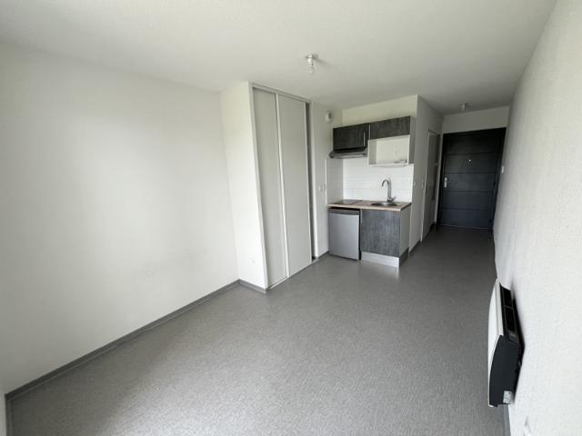 Nîmes studio 18m2 terrasse + parking à louer