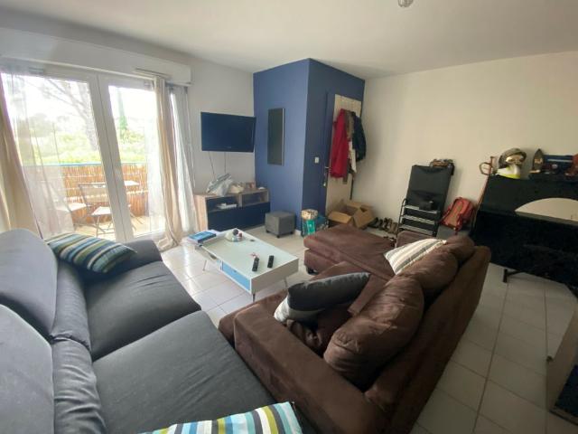 NIMES/VACQUEROLLES T2 MEUBLE avec BALCON et PARKING