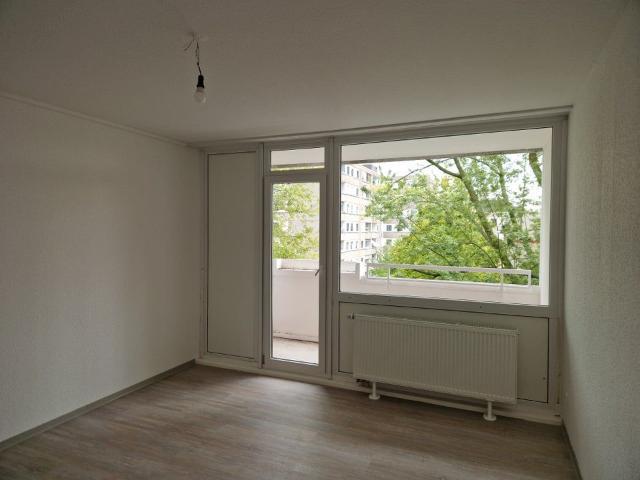Nimm mich! Komplett renovierte 2 Zimmer Wohnung mit Balkon!