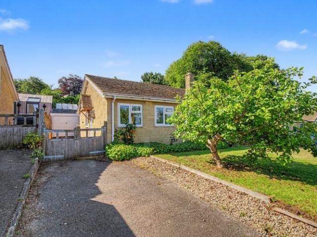 Nine Acres Close, Charlbury, Chipping Norton OX7, 2 bed bungalow to rent, £1,300 pcm | PrimeLocation
