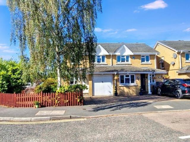 Nine Elms Close, Feltham TW14 3 bed semi detached house to rent £2,450 pcm £565 pw