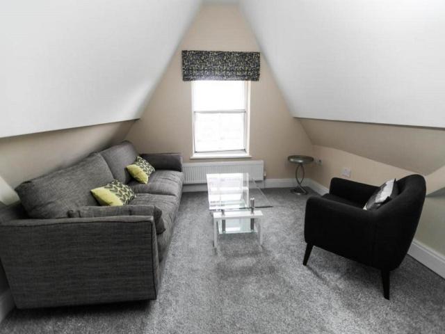 Ninian Road, Cardiff CF23 2 bed flat to rent £1,290 pcm £298 pw