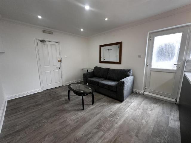 Ninian Road, Cardiff 1 bed apartment to rent £875 pcm £202 pw