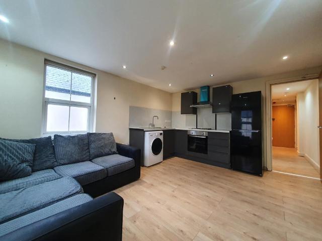 Ninian Road, Roath, Cardiff, CF23 1 bed flat to rent £850 pcm £196 pw