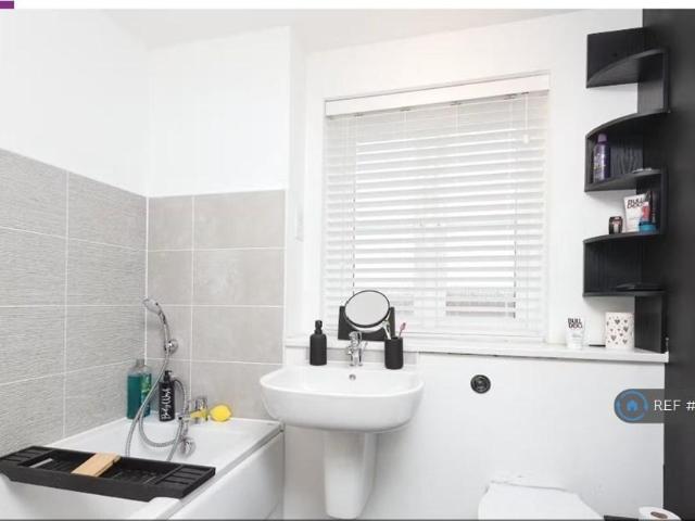 Niblett Close, Gloucester, GL2 3 bed end of terrace house to rent £1,650 pcm £381 pw