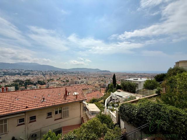 NICE / MANTEGA RIGHI Maison avec vue mer, deux appartements indépendants et terrain de 500 m2