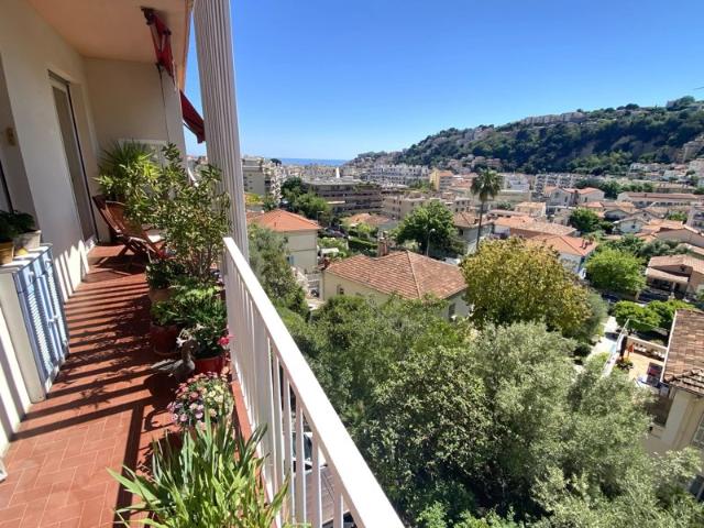 Nice Nord Bel Appartement 2 pièces en étage dans Résidence de Standing Jolie terrasse vue dégagée mer et ville