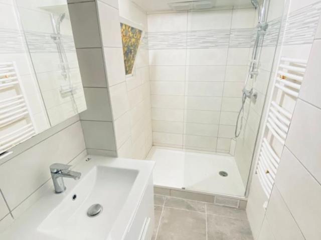 Nice and Renovated ground floor apartment located in 75017 and close to transport