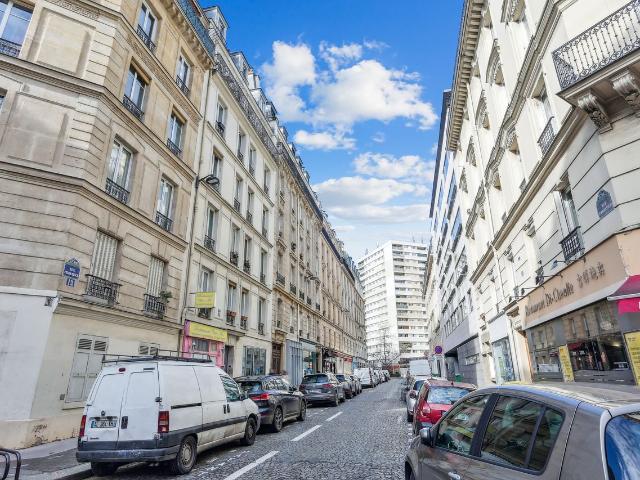 Nice and spacious suite near school, Paris Amsterdam Apartments for Rent