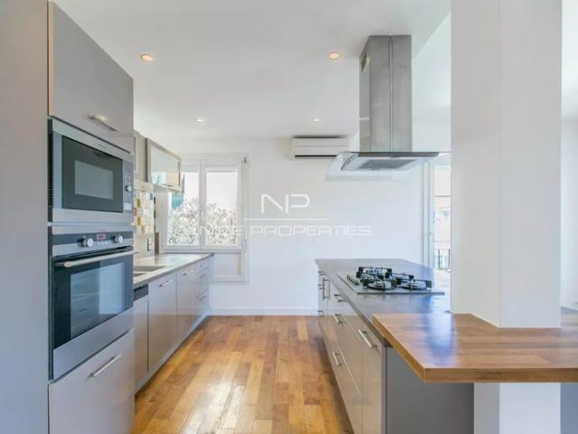 Nice Bas Cimiez, superbe duplex avec terrasse, cave et garage au dernier étage d'une maison niçoise rénovée