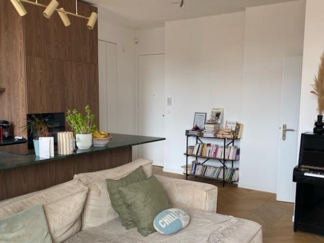 NICE BARLA JOLI 2 PIECES MEUBLE DE 43M² A LOUER RENOVE CLIMATISE CUISINE AMERICAINE PROCHE PORT ET CENTRE