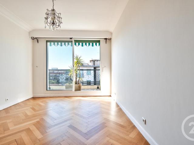 Nice Carré d'Or Dubouchage. Situé au dernier étage d'un im. 66m² Nice