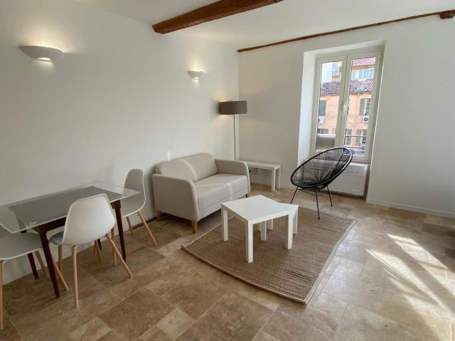 NICE CARRÉ D'OR JOLI STUDIO MEUBLÉ DE 25M² À LOUER CLIMATISATION AU CALME ET LUMINEUX