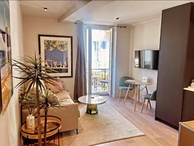 NICE CARRE D'OR LIBERTE 2P 26m² RENOVE AVEC BALCON