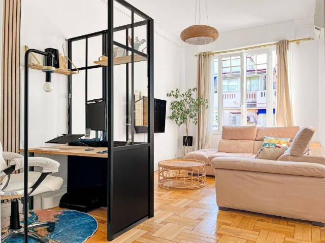 NICE CARRE D'OR RUE GUIGLIA 3 PIECES MEUBLE AVEC GOUT TOUT