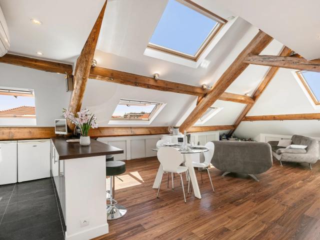 Nice Carré d'Or, superbe et atypique appartement mansardé en dernier étage avec ascenseur