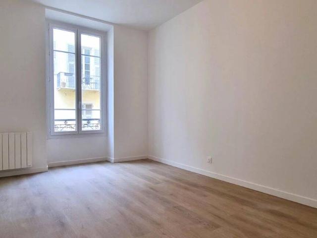 NICE CENTRE BEAU 3 PIECES EN LOCATION