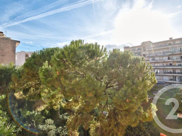 Nice Centre Gambetta / Fleurs: Situé au 2 étage d'un immeub. 67m² Nice