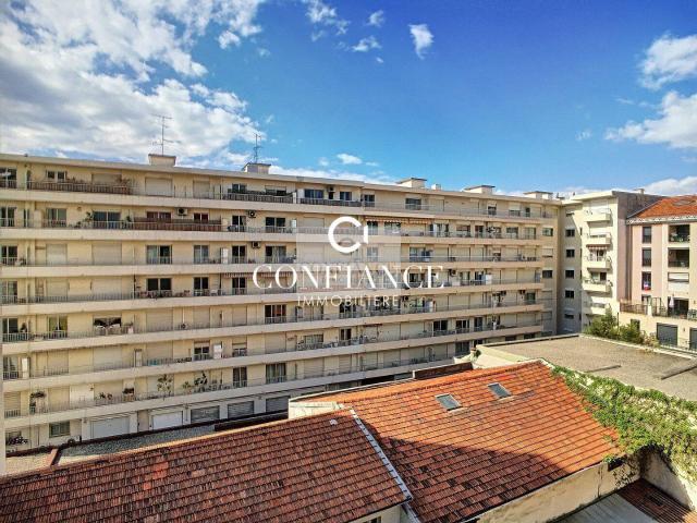 NICE CENTRE GRAND DEUX PIECES AU CALME LOCATION VIDE