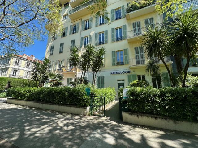 NICE CENTRE, MURS LIBRES D'UN LOCAL DE 276M2 CAVE ET PARKING