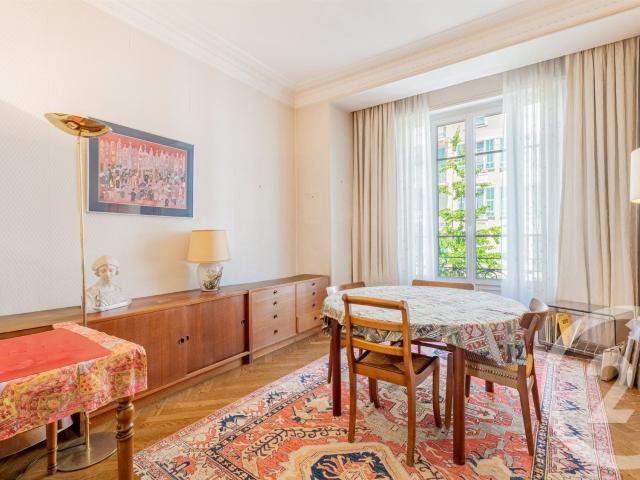 Nice Centre: Situé au deuxième étage avec ascenseur d'un. 102m² Nice