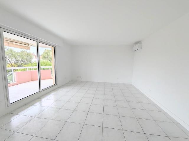 Nice Cimiez 2 pièces rénové de 57 m², terrasse, vue dégagée et garage