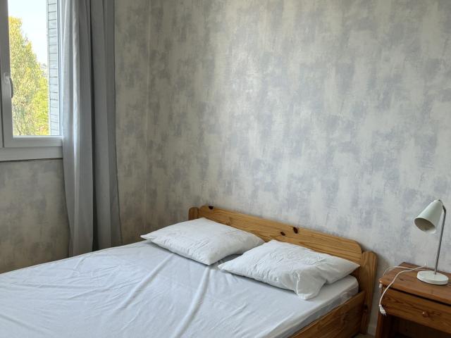 NICE CIMIEZ – BEAU 3 PIÈCES MEUBLÉ TRAVERSANT DE 55 M² À LOUER – VUE DÉGAGÉE VERDURE – BALCON – PARKING & CAVE – RÉSIDENCE SÉCURISÉE