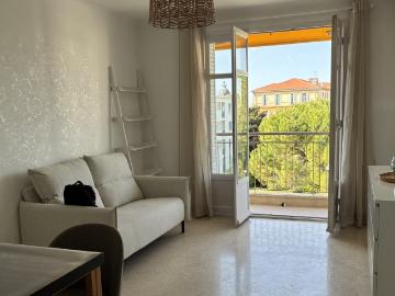 NICE CIMIEZ – BEAU 3 PIÈCES MEUBLÉ TRAVERSANT DE 55 M² À LOUER – VUE DÉGAGÉE VERDURE – BALCON – PARKING & CAVE – RÉSIDENCE SÉCURISÉE