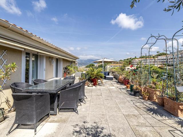 Nice – Corniche Fleurie – Superbe 4 Pièces avec Terrasse Exc. 93m² Nice