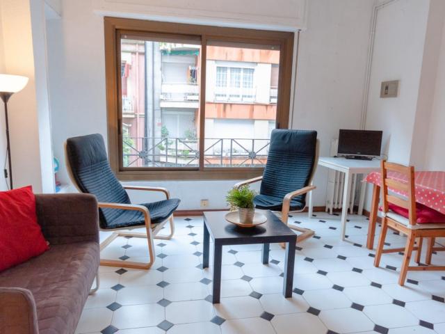 Nice double bedroom in a 5 bedroom apartment near Park Güell