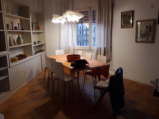 Nice double bedroom in a 5 bedroom flat, near Escola Superior de Música de Catalunya