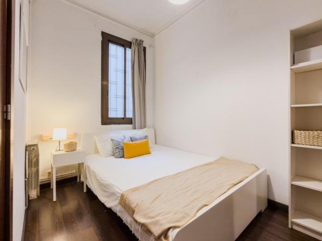 Nice double bedroom in a 6 bedroom apartment