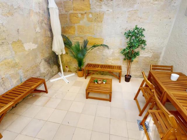 Nice double bedroom in the St Genès neighbourhood