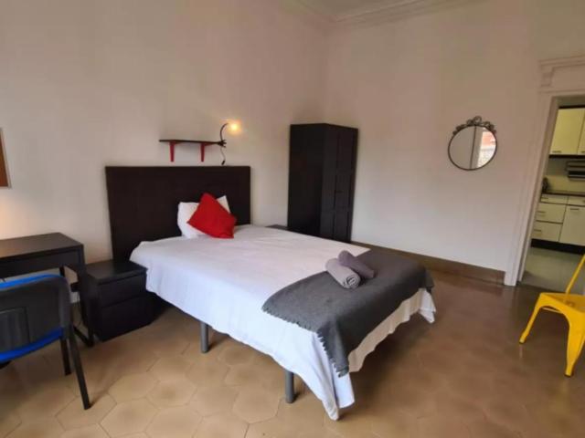 Nice double bedroom with a balcony, in Sant Gervasi Galvany